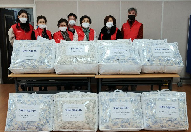 초평동지역사회보장협의체는 저소득 노인 15가구를 방문하여 겨울차렵이불세트를 전달했다(사진=초평동지역사회보장협의체 제공)