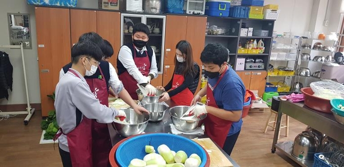 김장김치를 직접 담그고 있는 안성고 특수학급 학생들. (사진=안성시 제공)