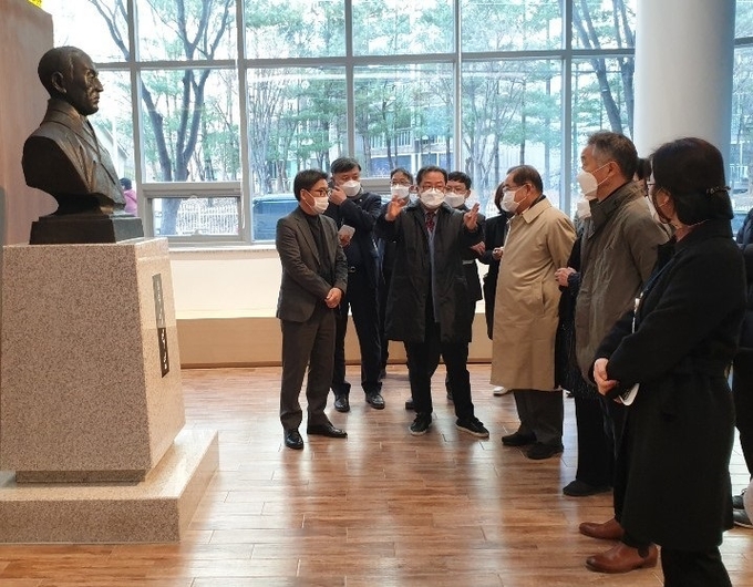 조광한 남양주시장은 지난 26일 이석영 선생의 후손인 이종찬 (재)우당교육문화재단 이사장 내외와 함께 개관을 앞두고 마무리 작업이 한창인 이석영뉴미디어도서관 조성 현장을 점검했다.(사진=남양주시 제공)