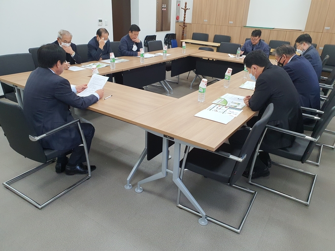 농협 남양주시지부는 지난 26일 남양주축협 한우명가 회의실에서 관내 조합장들과 함께 농업인 월급제, 농민수당 등 공적보조 도입 확대를 위한 결의 및 캠페인을 실시했다.(사진=농협 남양주시지부 제공)