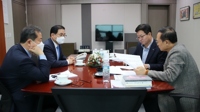 조광한 남양주시장이 경기도의 남양주시 감사와 관련, 27일 더불어민주당 지방자치상설기구를 찾아 당 차원의 진상조사를 통해 정확한 사실관계를 명백하게 규명해 줄 것을 건의했다.(사진=남양주시 제공)