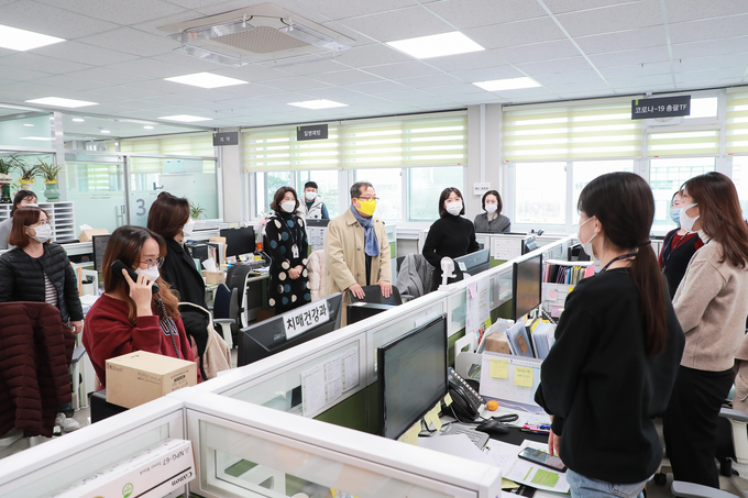 조광한 남양주시장이 27일 남양주보건소를 방문해 코로나19 확산 방지를 위해 고군분투하고 있는 직원들을 격려했다.(사진=남양주시 제공)