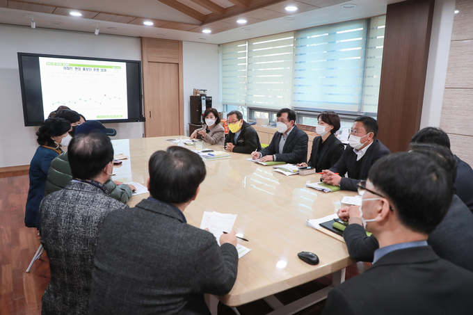 조광한 남양주시장이 27일 시장집무실에서 아이스팩 수거 모범아파트 관계자들과 간담회를 가졌다.(사진=남양주시 제공)