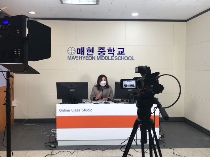 온라인 수업을 주도해온 수원 매현중학교 강홍구 교사(교육정보부장)가 ‘온라인 클래스 On 스튜디오’에서 원격수업을 진행하고 있다.(사진= 수원 매현중학교 제공)