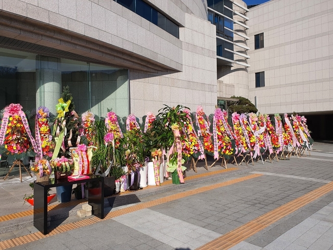 29일 남양주시청사 앞에 조광한 남양주시장을 응원하는 메시지가 담긴 화환들이 즐비하게 서 있다. (사진=이화우 기자)