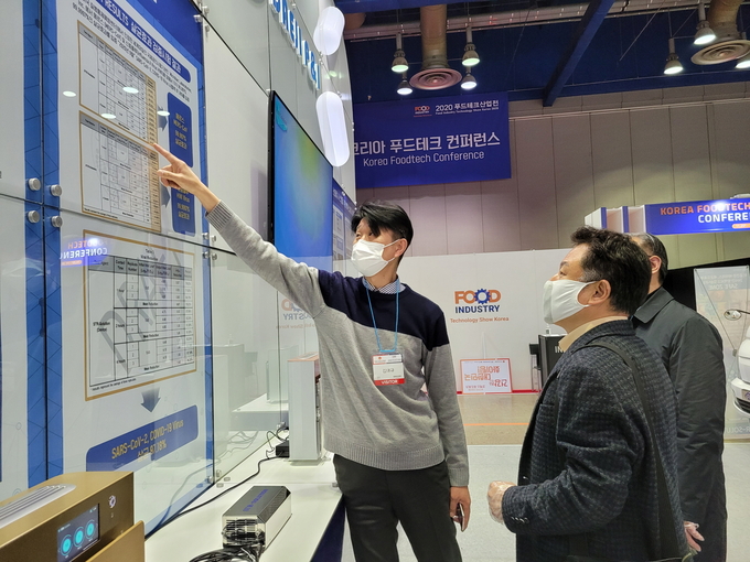 안승남 구리시장과 방문단 일행이 기업간 네트워크 구축 ‘2020 푸드테크 산업전’을 참관하고 있다. (사진=구리시 제공)