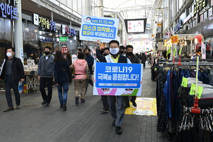 구리시 재난안전대책본부는 코로나19 겨울철 대유행 차단을 위해 사회적 거리두기가 2단계로 격상됨에 따라 음식점, 체육시설 등 다중이용시설 이용 시 ‘수기 건강상태질문서’의 정확한 작성과 그 중요성에 대하여 다시 한번 적극 홍보에 나서고 있다. (사진=구리시 제공)