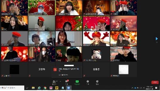 ‘라스트 코로나마스’를 시뮬레이션 중인 계원예술대학교 광고브랜드디자인과 학생들과 강윤주 교수. (사진=제공 사진)