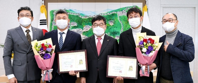 신동헌 광주시장(가운데)이 ㈜케이함플러스 권용범 대표, ㈜토션장 대표 조만재, 태진E.N.G 대표 정득재, 청오건강농업회사법인㈜ 본부장 박재관 등 4명의 모범 기업인들에게 표창장을 전달하고 있다. (사진=광주시 제공)