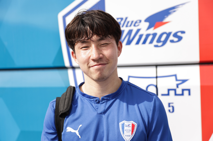 2020 아시아축구연맹 챔피언스리그 무대를 처음 밟은 수원 삼성의 박상혁이 경기에 임하는 각오를 전한 뒤 기념촬영을 하고 있다. (사진=수원 삼성 제공)