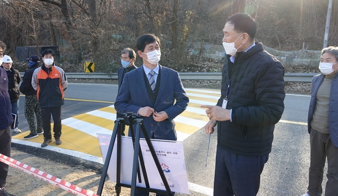정경윤 한강유역환경청장(사진 가운데)이 관계자에게 수소충전소 구축 상태에 대한 설명을 듣고 있다. (사진=한강유역청 제공)