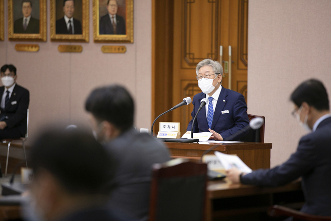 지난 27일 오후 경기도청 신관 4층 제1회의실에서 개최된 2020년 11월 확대간부회의에서 이재명 경기도지사가 실국 주요현안 보고 및 토의를 진행하고 있다. (사진 = 경기도 제공)