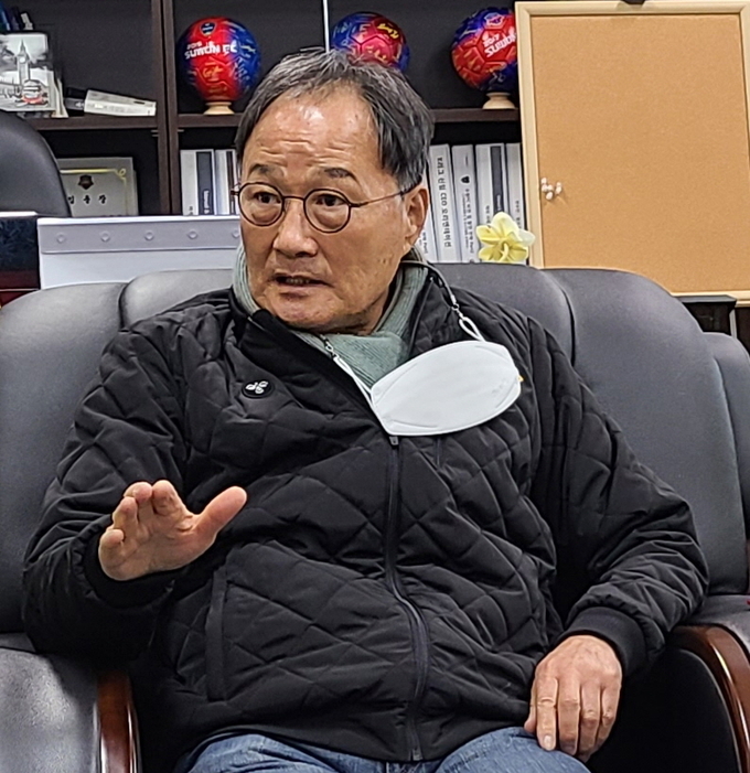1일 수원종합운동장 내 수원FC 단장실에서 열린 인터뷰에서 김호곤 수원FC 단장이 1부리그 승격의 소감을 밝히고 있다. (사진=수원FC 제공)