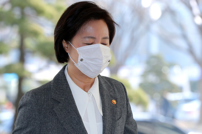 추미애 법무부 장관이 1일 오전 국무회의에 참석하기 위해 정부서울청사에 도착해 국무회의장으로 향하고 있다. (사진=연합뉴스) 