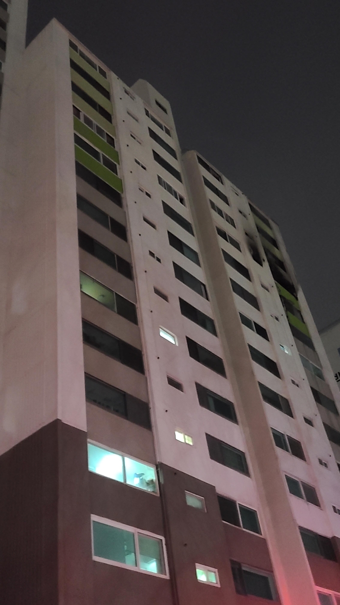 1일 오후 4시 37분쯤 군포시 산본동 백두한양아파트 12층에서 화재가 발생해 4명이 사망했다. (사진=신연경 기자)