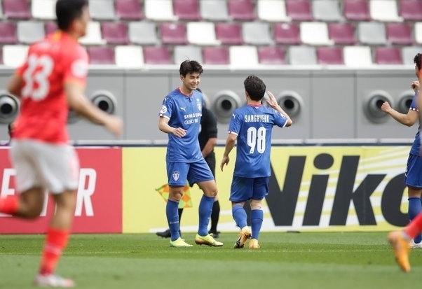 1일 카타르 도하 칼리파 인터내셔널 스타디움에서 열린 2020 아시아축구연맹(AFC) 챔피언스리그 G조 조별리그 3차전 광저우 에버그란데(중국)와 수원 삼성의 경기에서 후반 8분 선제골을 넣은 수원 임상협이 동료들과 기뻐하고 있다. (사진=한국프로축구연맹 제공)
