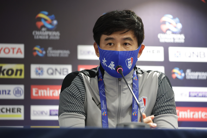 1일 카타르 도하 칼리파 인터내셔널 스타디움에서 열린 2020 아시아축구연맹(AFC) 챔피언스리그 G조 조별리그 3차전 광저우 에버그란데(중국)와 수원 삼성의 경기에서 1-1 무승부를 기록한 박건하 수원 감독이 기자회견을 하고 있다. (사진=수원 삼성 제공)