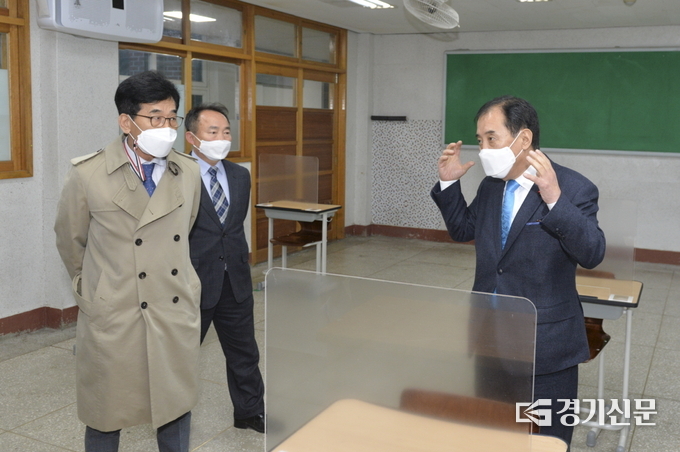 박윤국 포천시장과 심춘보 교육장이 수능 시험장 중 한 교실을 찾아 철저한 방역을 위한 논의를 하고 있다. (사진=포천시 제공)