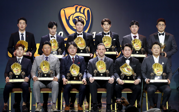팀 창단 첫 포스트시즌 진출과 KBO 역대 6번째 MVP,신인왕 동시 배출, KBO 시상식 최다 수상자 배출 등 최고의 해를 보내고 있는 프로야구 막내구단 kt 위즈가 2020 신한은행 쏠(SOL) KBO 골든글러브에서도 10개 구단 중 가장 많은 14명의 후보자를 배출했다. 사진은 지난 해 골든글러브 시상식 모습. (사진=연합뉴스 제공)