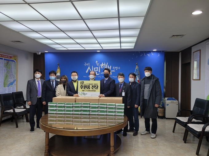 ㈜케이피트레이딩에서 구리시장애인종합복지관에 KF-AD 비말마스100만장을 전달하고 있다. (사진=구리시 제공)