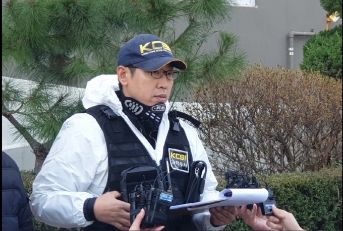정요섭 경기남부청 과학수사대장이 화재현장에서 감식결과를 브리핑하고 있다. (사진=장순철 기자)