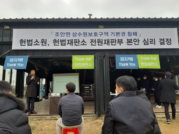청구대리인 이명웅 변호사가 헌법소원심판청구와 관련,,그동안 경과와 앞으로 계획 등에 대해 설명하고 있다.(사진=이화우 기자)