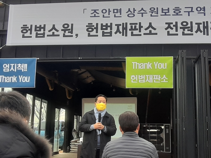조광한 남양주시장이 페업한 조안면 진중리 식당에서 ‘조안면 상수원규제 헌법소원심판청구 진행사항 설명회’에 앞서 인사말을 하고 있다. (사진=이화우 기자)