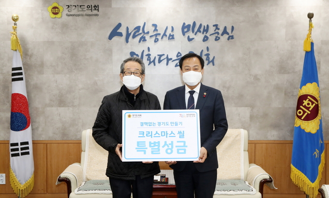 경기도의회 장현국 의장(오른쪽)과 우제찬 대한결핵협회 경기도지부 회장(왼쪽)이 기념촬영을 하고 있다(사진=경기도의회 제공)