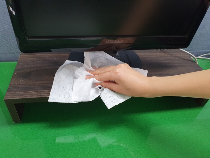 물티슈를 사용하고 있는 모습(사진=경기도 제공)