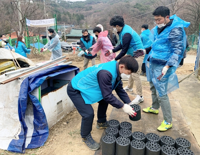 K-water(한국수자원공사) 광주수도지사 직원들이 ‘더 따뜻한 겨울 캠페인’의 일환으로 지역사회 취약계층 대상에 연탄 3200장을 전달하고 있다. (사진=광주수도지사 제공)