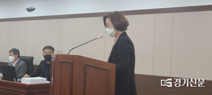 유재연 교육지원과장이 '대학생 주거비 지원 조례안'에 대해 제안 설명을 하고 있다. (사진=문석완 기자)