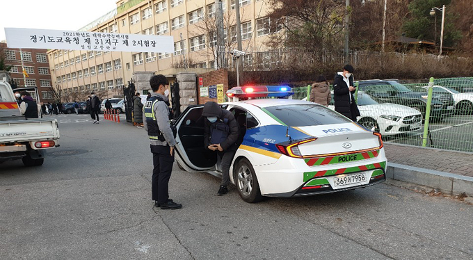 한 수험생이 시험장소 착오로 성남여고로 와 경찰관에 도움 요청했다. 경찰은 순찰차로 약 1km를 태워 성일고 태워다 주는 교통편의를 제공했다. (사진=경기남부청 제공) 