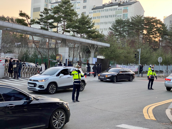 용인 보라고 앞에서 경찰이 교통 정리 중이다. (사진=경기남부청 제공)