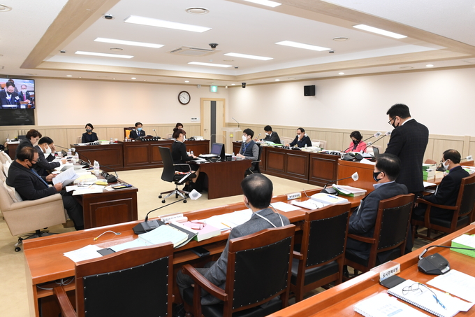양주시의회가 특별위원회실에서 2021년도 예산안을 심사하고 있다.