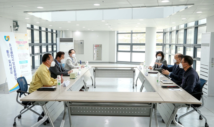 백군기 용인시장이 조봉환 소상공인시장진흥공단 이사장을 직접 찾아 용인센터의 필요성을 강조했다. (사진=용인시 제공)