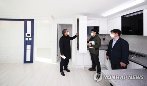  3일 오후 경기도 수원시 장안구 송죽동에서 열린 LH 공공 전세주택 미리보기 행사에서 서창원 한국토지주택공사 주거복지본부장을 비롯한 참석자들이 주택 내부를 살펴보고 있다. (사진=연합뉴스)