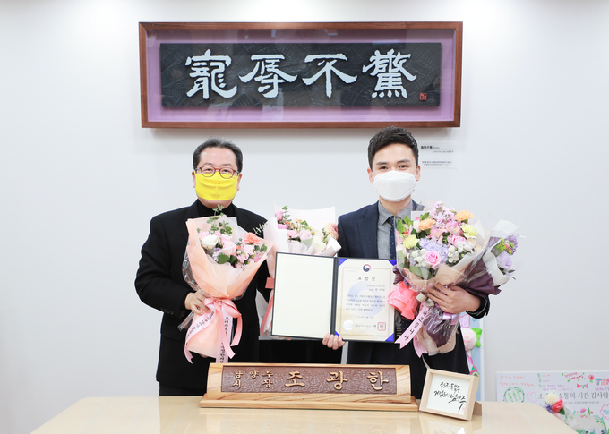 조광한 남양주시자원봉사센터 이사장이 2020년 대한민국 자원봉사대상 행정안전부 장관상을 수상한 오티콘 보청기 남양주점 한지석 대표와 기념촬영을 하고 있다.(사진=남양주시 제공)