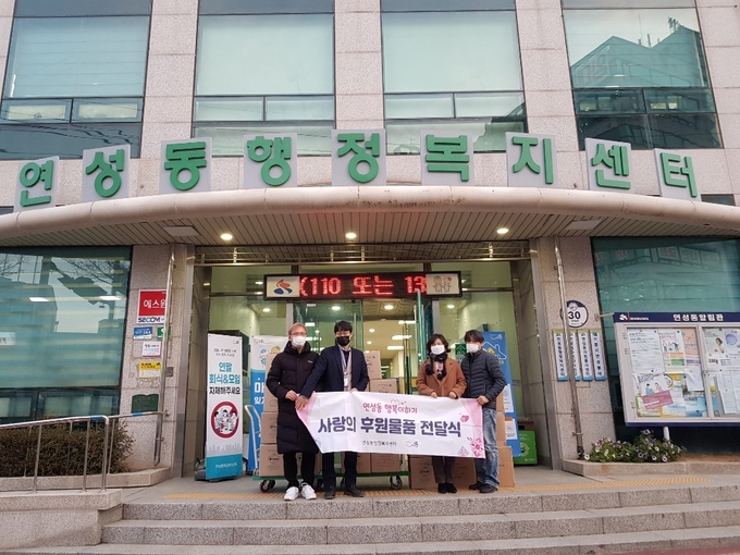경기시흥작은자리지역자활센터가 연성동행정복지센터에 후원품을 전달했다. (사진=시흥시 제공)