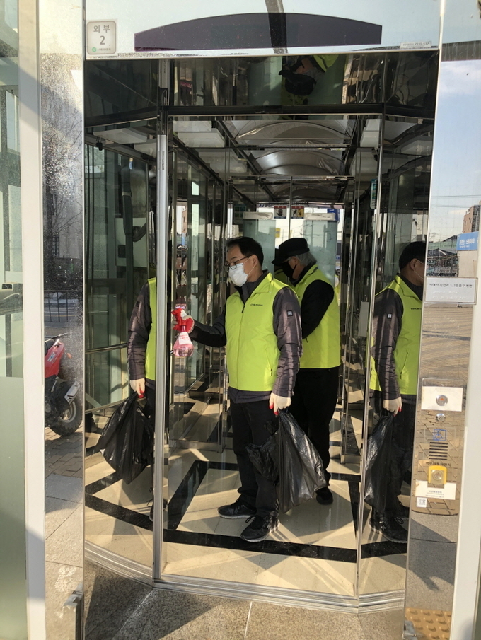 신현동 주민자치회가 지난 2일 코로나19 재확산 방지를 위해 관내 다중이용시설 방역을 실시했다. (사진=시흥시 제공)