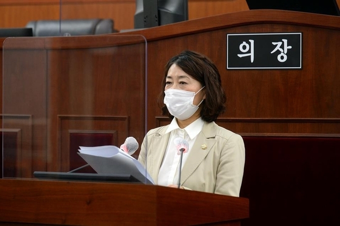 한은경 오산시의회 더불어민주당 비례대표 의원이 지난 2일 본회의장에서 5분 발언을 통해 안민석 국회의원을 공개 비판하고 있다. (사진=오산시의회 제공)