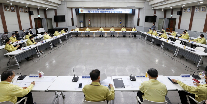 경기도의회에서 '코로나19 비상대책본부 10차 전체회의'가 진행되고 있다(사진=경기도의회 제공)
