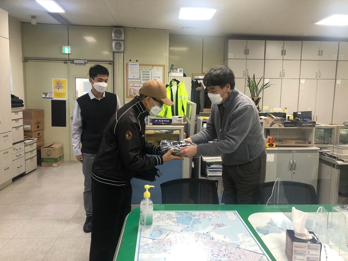 신봉석 건축과장이 희망일자리 참여자에게 방한물품을 전달하고 있다. (사진=과천시 제공)