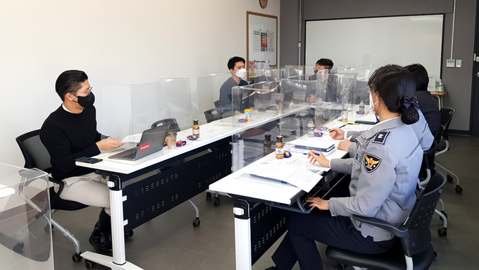남양주시는 지난 3일 최근 급격한 사회문제로 대두되고 있는 공유킥보드 관련 안전사고 및 통행불편 민원의 적극적인 해결을 위해 관련기관 및 관내 공유킥보드 운영업체와 합동 간담회를 개최했다.(사진=남양주시 제공)