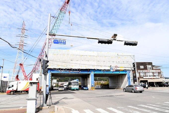 문산제일고 앞 방호벽 철거공사 모습 (사진=파주시 제공)