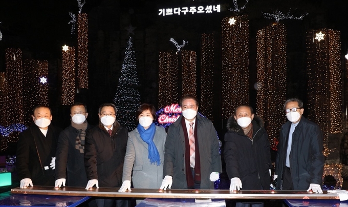 최대호 안양시장이 안양예술공원 성탄트리 점등식에 참석해 점등을 하고 있다.( 사진= 안양시 제공)
