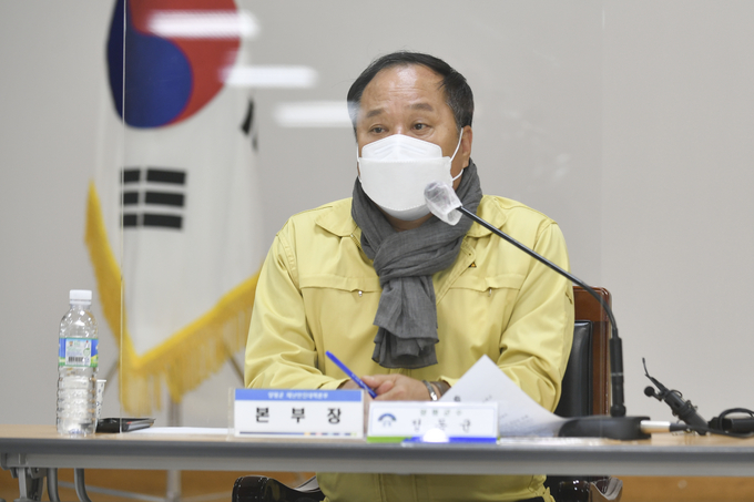  정동균 양평군수가 긴급 회의를 개최하고 있다. (사진=양평군 제공)