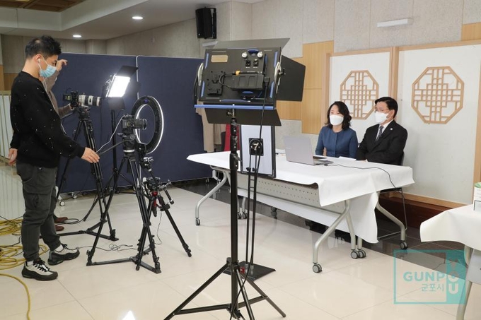 한대희 시장이 군포시청 별관에 마련된 임시스튜디오에서 화상을 통해 린이수입상품박람회 군포기업 제품 홍보를 하고 있다.