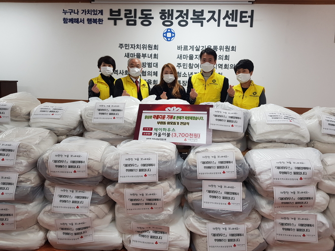 안양에서 사업체를 운영하는 한 여성이 다량의 겨울이불을 동행정복지센터에 기탁해 훈훈함을 선사했다.