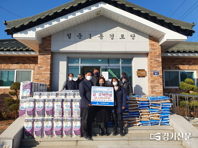 ㈜강길텍스타일(대표 김용)는 쌀, 난방비 등 총 500만 원 상당의 후원금을 선단동에 기탁했다. (사진=포천시 제공)