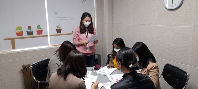 통번역 요령과 경험을 공유하고 있는 외국어 통역도우미. (사진=안성시 제공)